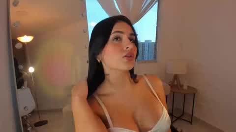 Snapshot of celia_dubois chatting on 09.23.25 Ari online show from 09.23.25