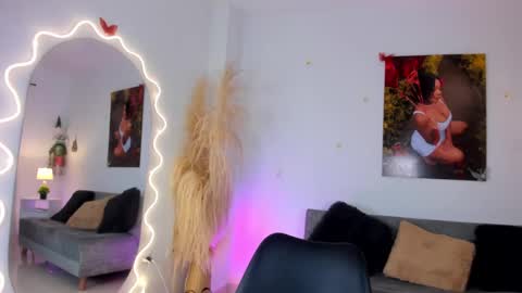 Snapshot of chantall_smith chatting on 11.17.25 online show from 11.17.25