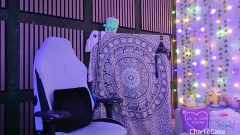 Charlie Cake online show from 12.22.25