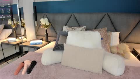 Snapshot of charlotte_copper chatting on 01.30.25 Charlotte online show from 01.30.25