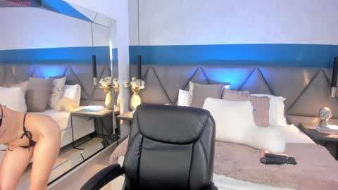 Snapshot of charlotte_copper chatting on 02.20.25 Charlotte online show from 02.20.25