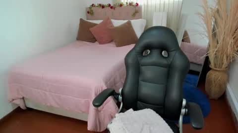 Snapshot of charlotte_pleasure chatting on 05.18.26 Charlotte online show from 05.18.26