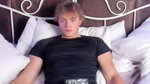 Snapshot of chase_muscular chatting on 10.01.25 Chase online show from 10.01.25