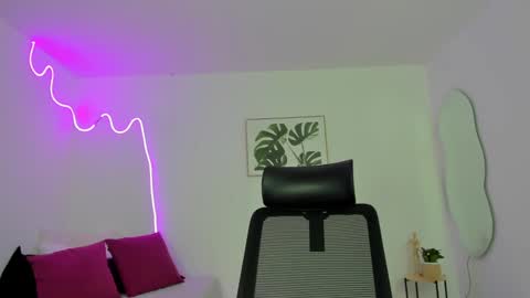 Snapshot of cherrydollxx chatting on 09.26.25 C H E R R Y online show from 09.26.25