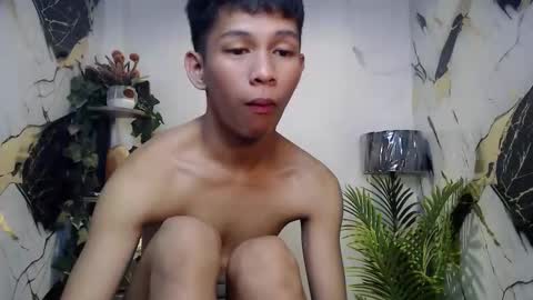 Snapshot of chick_renz chatting on 10.03.25 chick_renz online show from 10.03.25