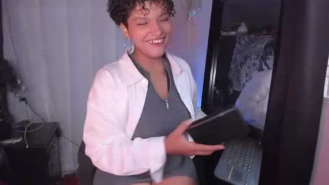 Snapshot of chloe_kisses2 chatting on 06.19.26 chloe_kisses2 online show from 06.19.26