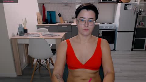 Snapshot of chloe_x_ chatting on 12.08.24 Eva and Sandra online show from 12.08.24