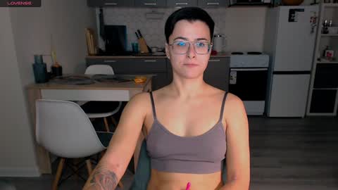 Snapshot of chloe_x_ chatting on 12.14.24 Eva and Sandra online show from 12.14.24