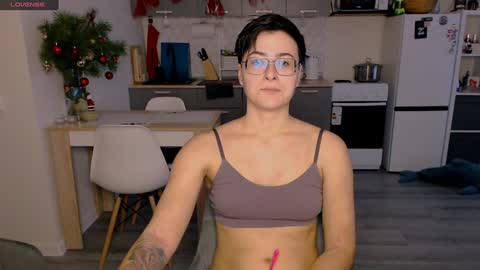 Snapshot of chloe_x_ chatting on 01.04.25 Eva and Sandra online show from 01.04.25