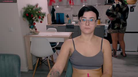 Snapshot of chloe_x_ chatting on 01.04.25 Eva and Sandra online show from 01.04.25