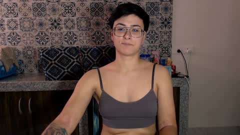 Snapshot of chloe_x_ chatting on 02.08.25 Eva and Sandra online show from 02.08.25