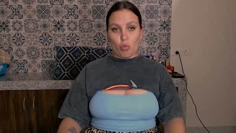 Snapshot of chloe_x_ chatting on 02.08.25 Eva and Sandra online show from 02.08.25