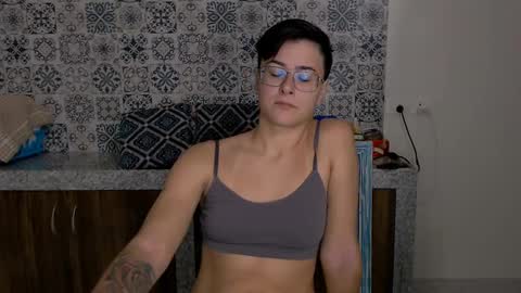 Snapshot of chloe_x_ chatting on 03.10.25 Eva and Sandra online show from 03.10.25