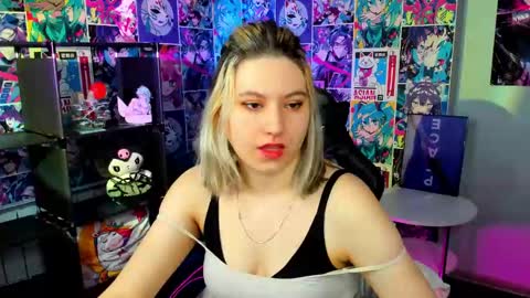 Snapshot of chloebloss0m chatting on 03.08.25 Boni online show from 03.08.25