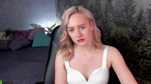Snapshot of chloedeccker chatting on 05.18.26 Chloe Deccker online show from 05.18.26