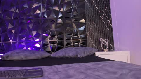 chloegils online show from 12.14.25