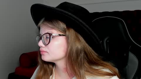 ChloeHalses online show from 04.19.26
