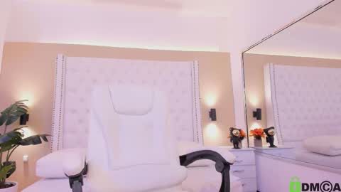 chlowe online show from 12.18.25