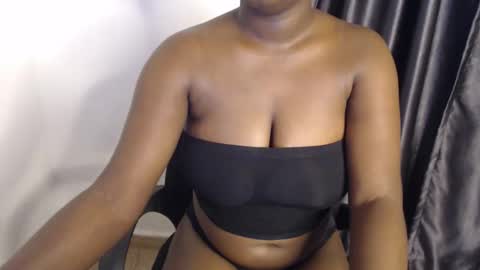 Snapshot of choco_zi chatting on 10.13.25 zi online show from 10.13.25