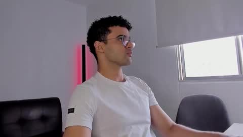 Im Chirs IM MODEL INDEPENDT online show from 09.30.25