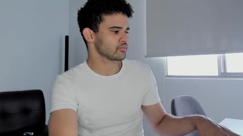 Im Chirs IM MODEL INDEPENDT online show from 10.20.25