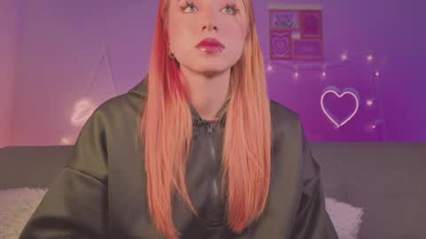 Snapshot of cinderella_lewis chatting on 04.05.26 Sofi Eva and Mey online show from 04.05.26