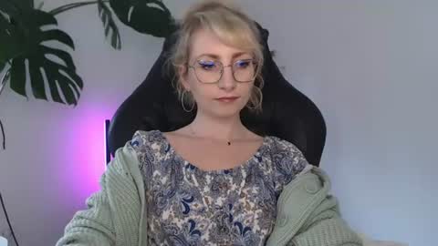 Snapshot of cinderellamoon chatting on 06.19.26 Cinderella online show from 06.19.26