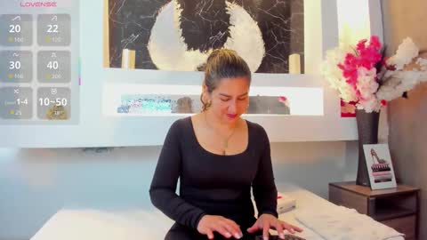 Cinthya  online show from 10.25.25