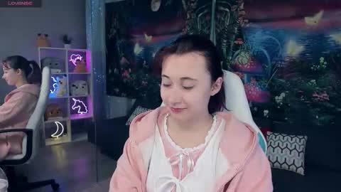 Snapshot of clarabenson chatting on 09.09.25 clarabenson online show from 09.09.25