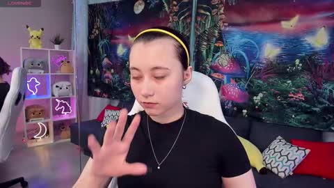 Snapshot of clarabenson chatting on 10.17.25 clarabenson online show from 10.17.25