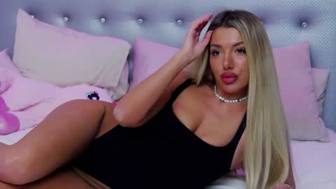 Snapshot of clarahazell chatting on 01.05.25 ClaraHazel online show from 01.05.25