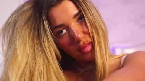 Snapshot of clarahazell chatting on 10.17.25 ClaraHazel online show from 10.17.25