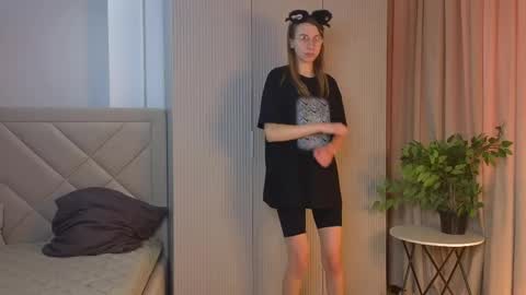 Snapshot of clarindakluse chatting on 05.27.26 Sara online show from 05.27.26
