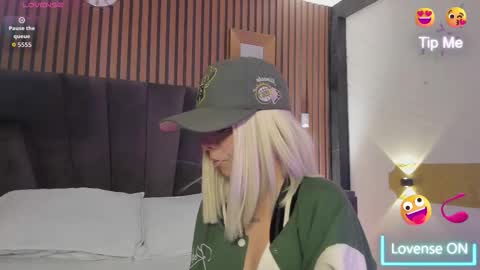 Snapshot of cleowhite_ chatting on 09.24.25 cleowhite_ online show from 09.24.25