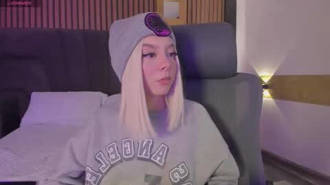 Snapshot of cleowhite_ chatting on 09.26.25 cleowhite_ online show from 09.26.25