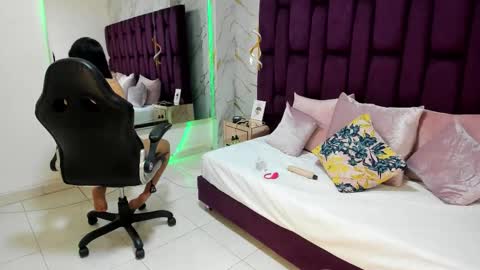 Snapshot of cloe_spencer chatting on 10.21.25 Cloe online show from 10.21.25