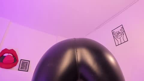 Snapshot of cloehonney chatting on 03.12.25 cloe online show from 03.12.25