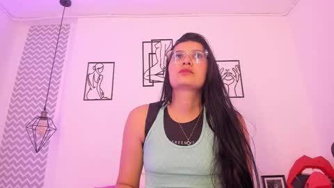 Snapshot of cloehonney chatting on 09.11.25 cloe online show from 09.11.25