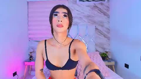 Snapshot of colett_hall chatting on 06.17.26 colett online show from 06.17.26