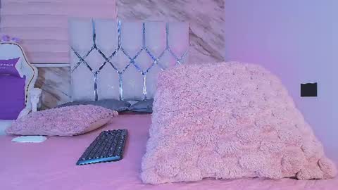 Snapshot of colett_hall chatting on 07.18.26 colett online show from 07.18.26