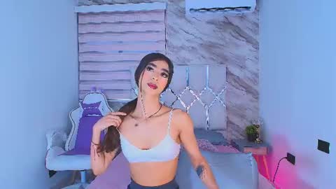 Snapshot of colett_hall chatting on 07.19.26 colett online show from 07.19.26