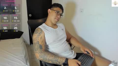 Snapshot of coltonmassif_ chatting on 10.08.25 coltonmassif_ online show from 10.08.25