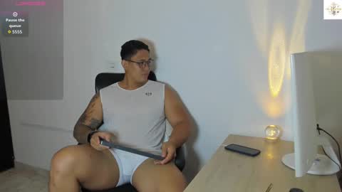 Snapshot of coltonmassif_ chatting on 10.11.25 coltonmassif_ online show from 10.11.25