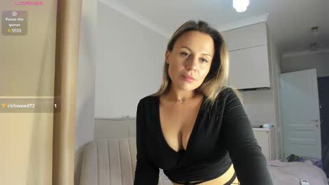 Snapshot of cometoseeme_ chatting on 12.25.24 Alice online show from 12.25.24