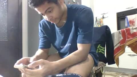 Snapshot of comobailamioso chatting on 11.18.25 comobailamioso online show from 11.18.25