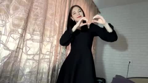 Snapshot of conchitaderricott chatting on 10.08.25 Bella online show from 10.08.25