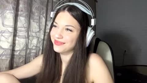 Snapshot of conchitaderricott chatting on 10.15.25 Bella online show from 10.15.25