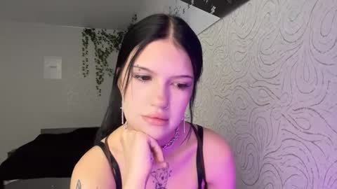 Snapshot of conchitaderricott chatting on 11.11.25 Bella online show from 11.11.25