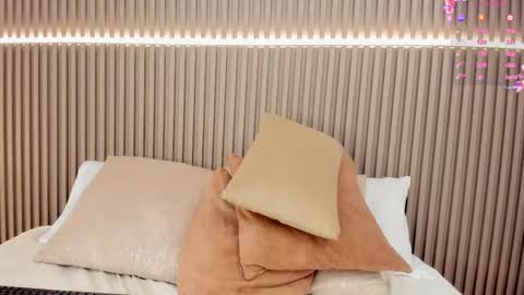 coralineross_ online show from 03.04.25