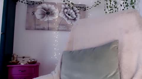 Snapshot of cosmicfairy chatting on 02.10.25 Lydia online show from 02.10.25